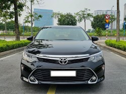 Cần bán xe Toyota Camry 2.0E năm 2019, màu đen