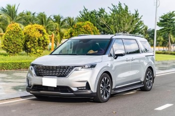 Cần bán Kia Carnival Signature 2.2D Full dầu năm 2023, màu bạc