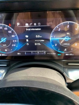 Kia Carnival màu trắng, xe gia đình 8 chỗ rộng rãi, phù hợp gia đình.