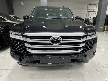 Em đang có sẵn Land Cruiser LC300 Đen nội thất Đen xe mới 100% năm 2026.