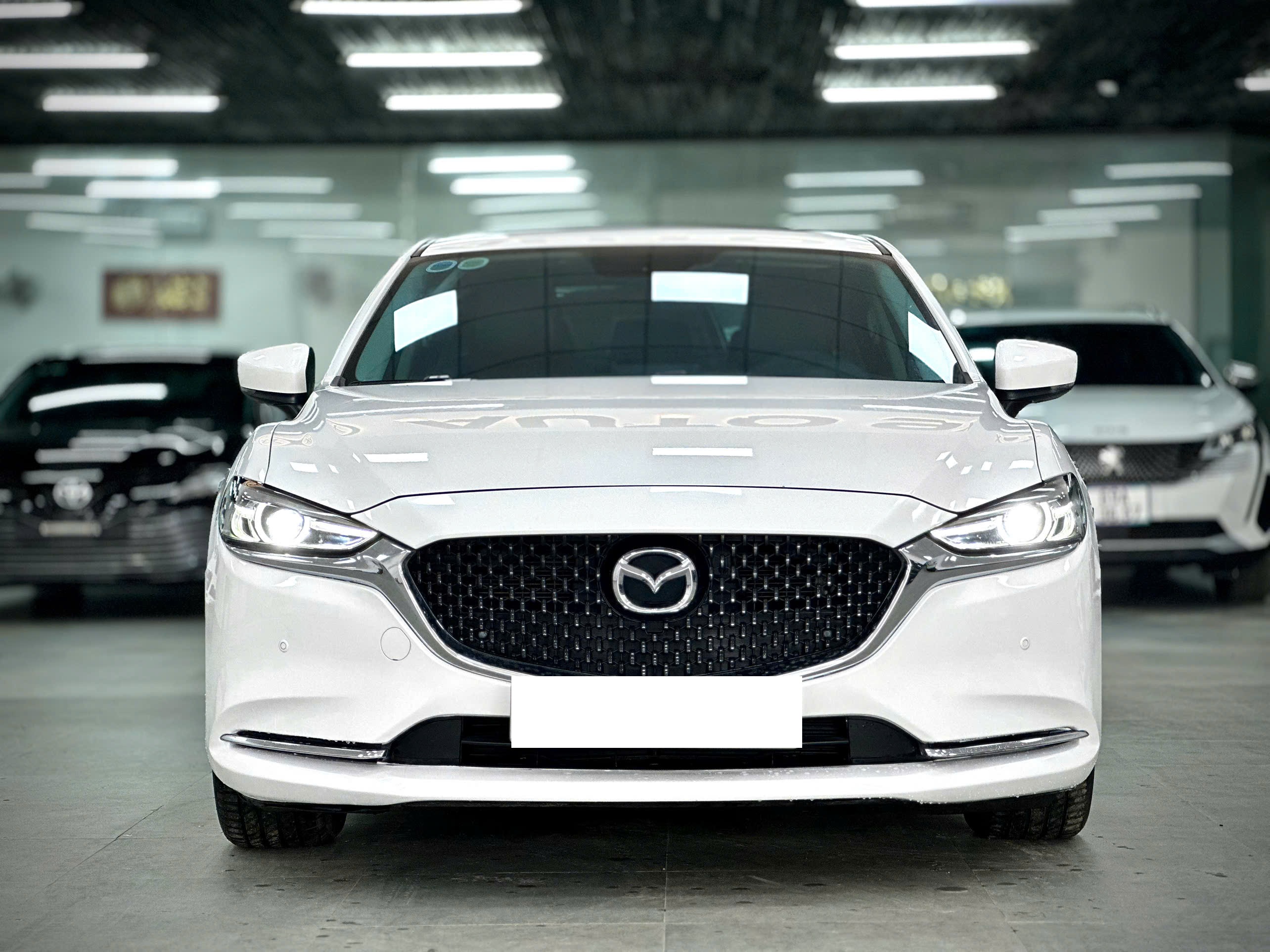 Bán ô tô Mazda 6 Luxury 2.0 AT sản xuất năm 2022, màu trắng