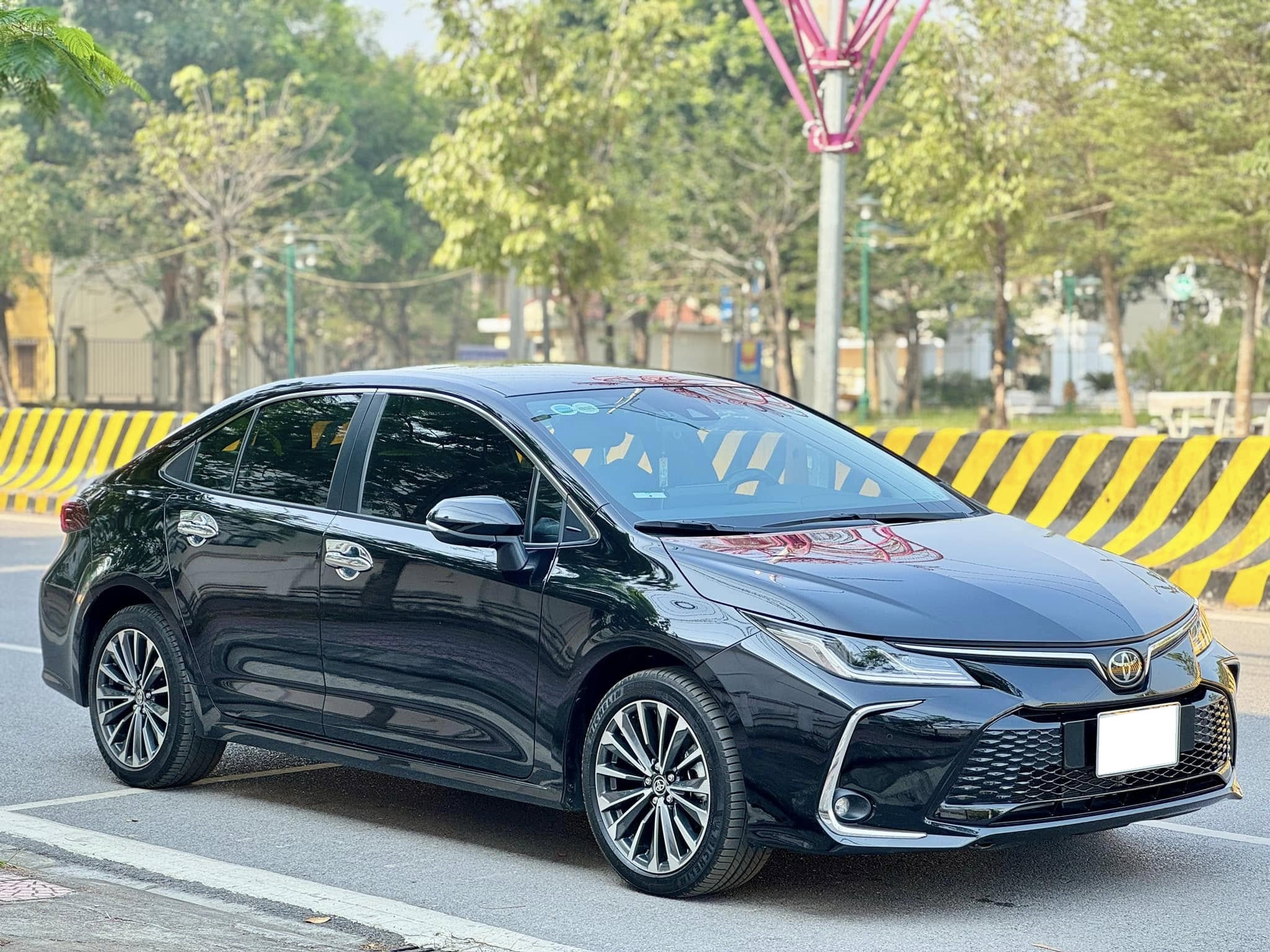 Bán Toyota Corolla Altis 1.8V sản xuất năm 2024, màu đen, nhập khẩu