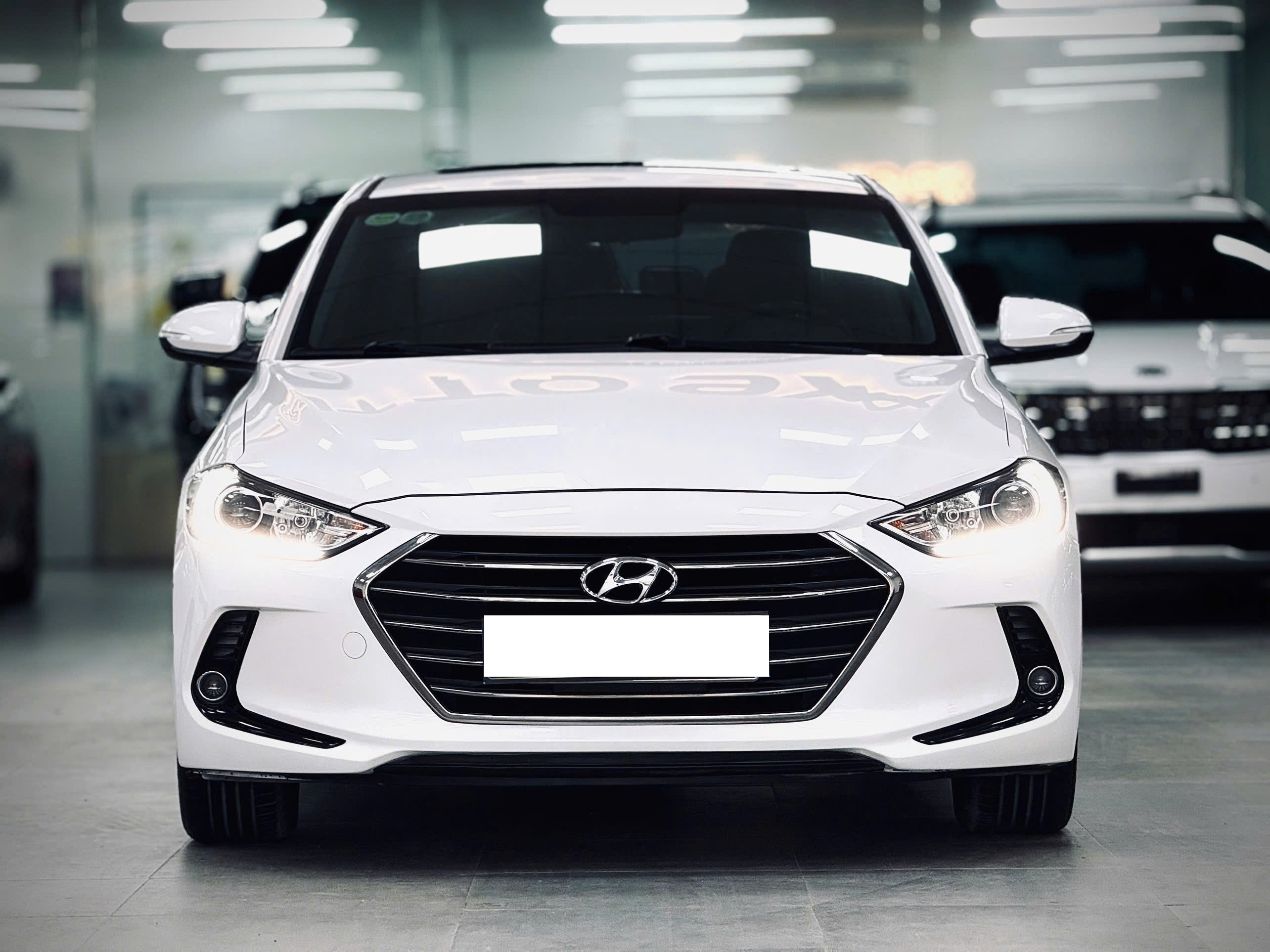 Bán ô tô Hyundai Elantra 1.6 AT năm 2018, màu trắng, giá 395tr