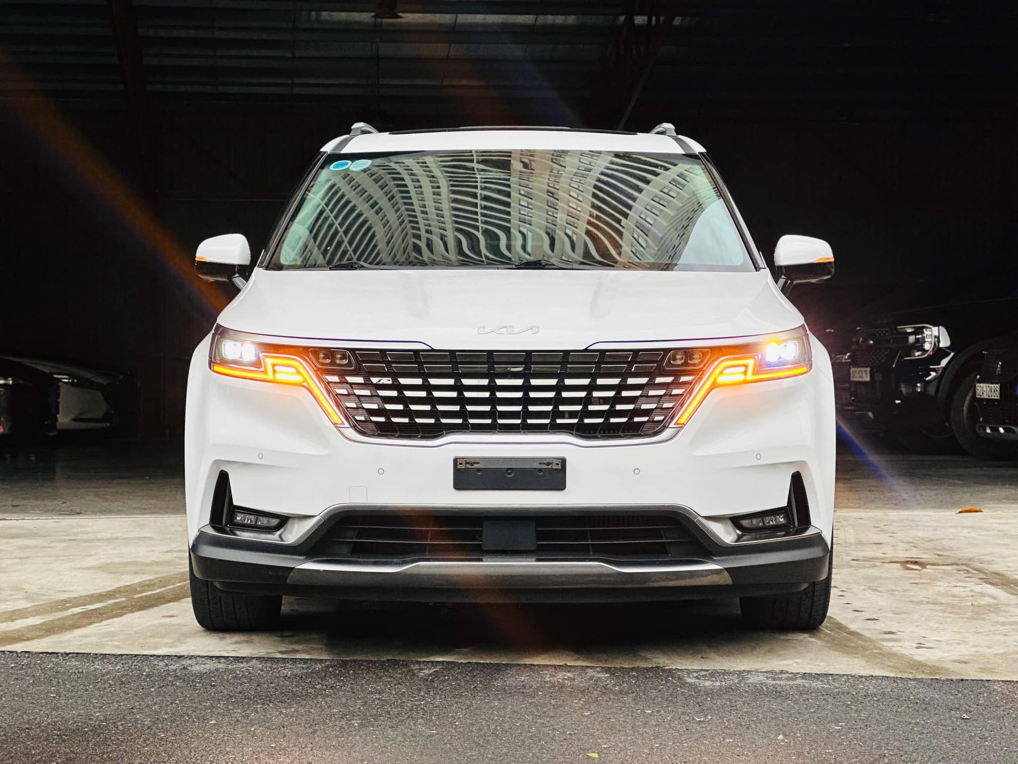 Bán xe Kia Carnival Signature 2.2D năm 2023, màu trắng