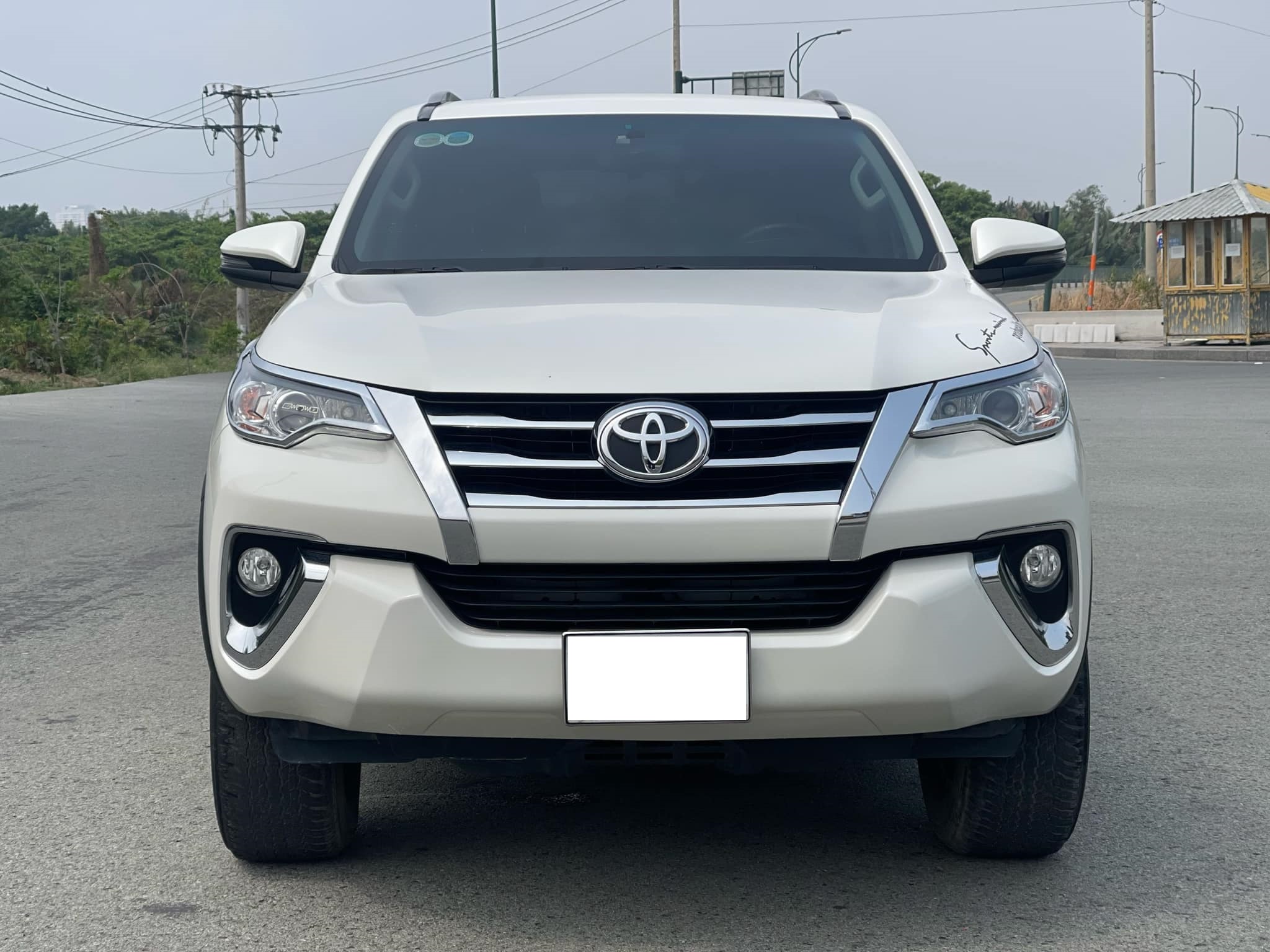Bán xe Toyota Fortuner 2.7V 4x2 AT sản xuất năm 2020, màu trắng, nhập khẩu