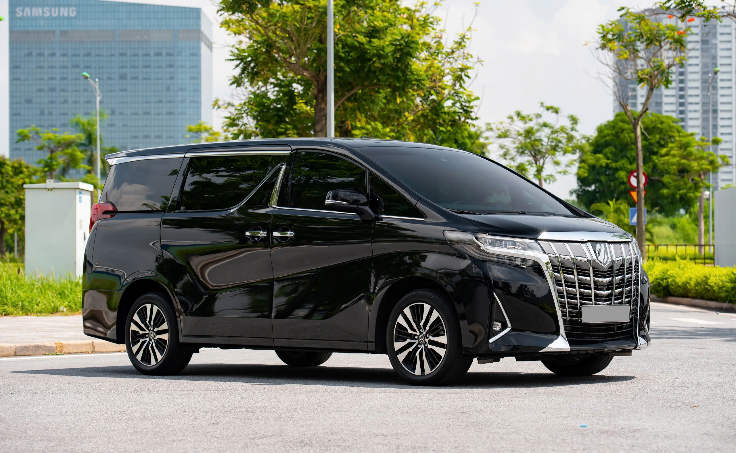 Cần bán Toyota Alphard sản xuất năm 2019, màu đen, nhập khẩu