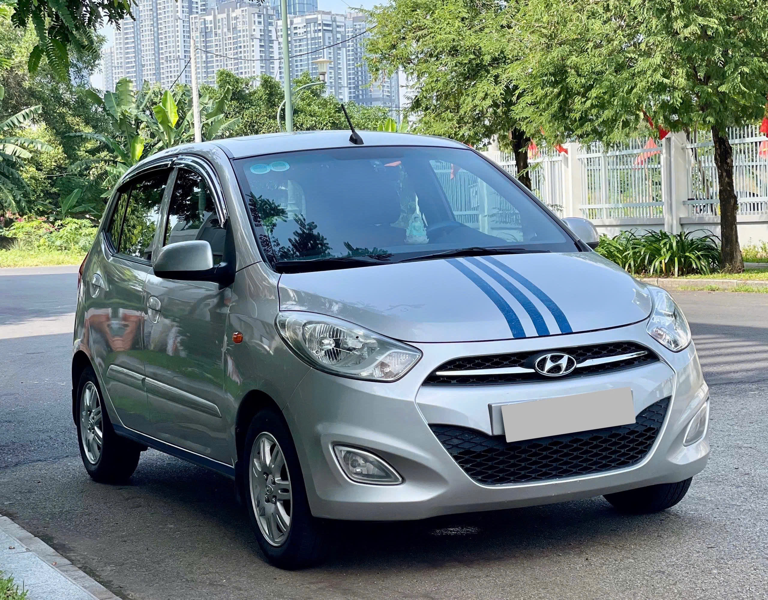 Bán ô tô Hyundai Grand i10 1.2 AT sản xuất 2011, màu bạc, nhập khẩu