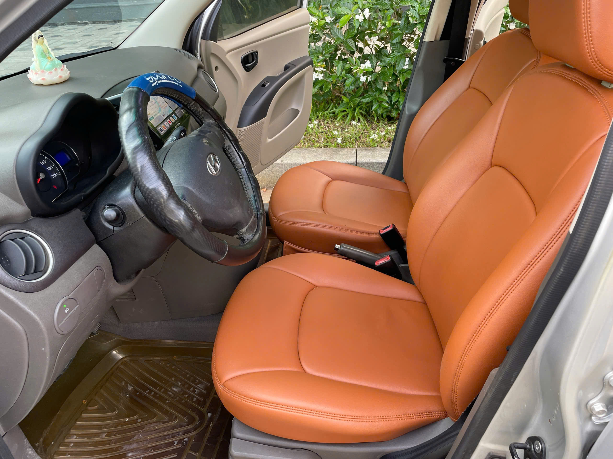 Bán ô tô Hyundai Grand i10 1.2 AT sản xuất 2011, màu bạc, nhập khẩu