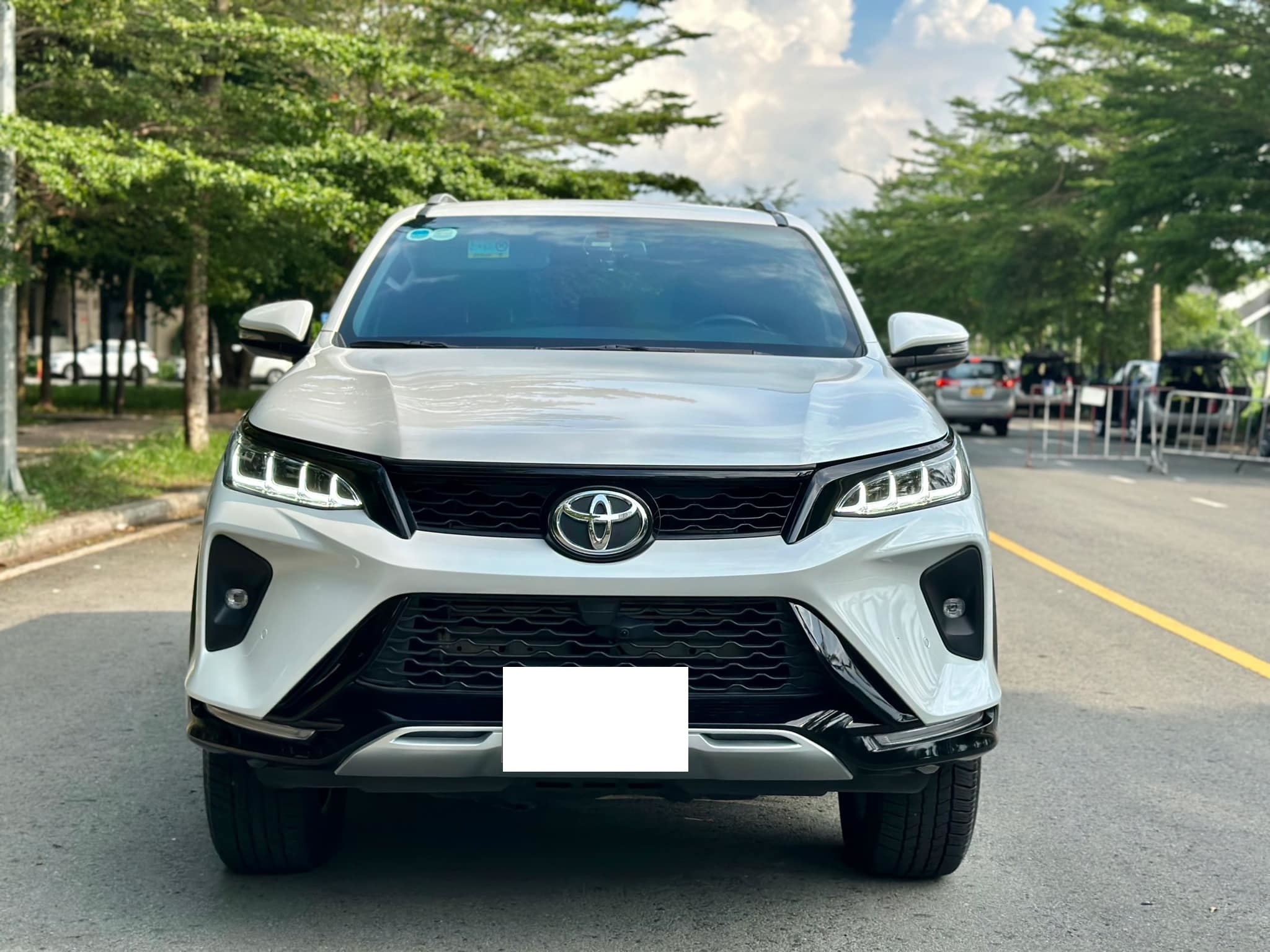 Bán Toyota Fortuner legender 2.4G 4x2 AT năm 2021, màu trắng, 955 triệu