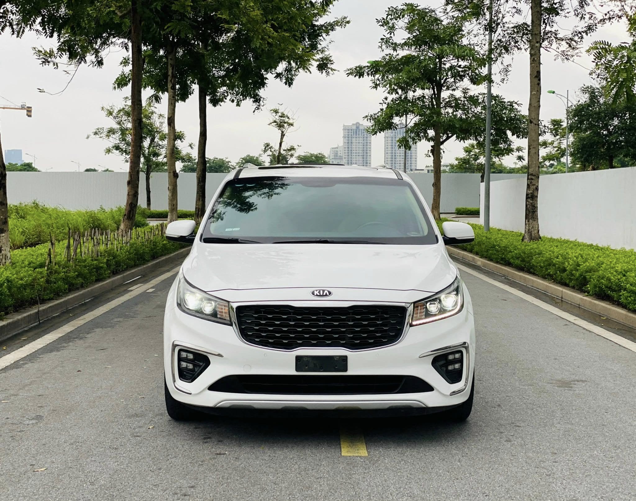 Bán xe Kia Sedona 2.2 DAT Luxury sản xuất năm 2021, màu trắng giá cạnh tranh