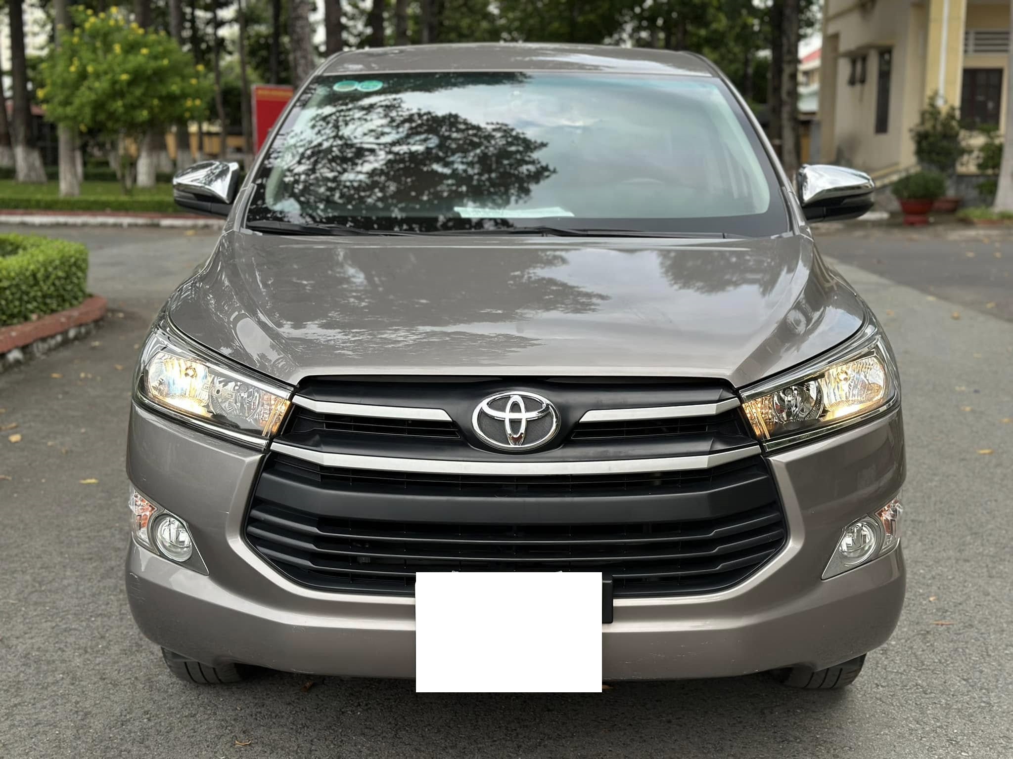 Cần bán Toyota Innova 2.0E sản xuất năm 2020, màu đồng