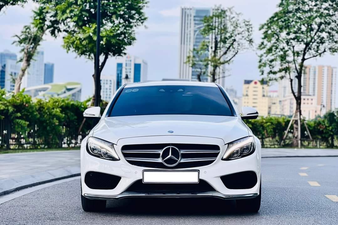 Cần bán xe Mercedes-Benz C class C300 AMG sản xuất 2018, màu trắng, 779 triệu