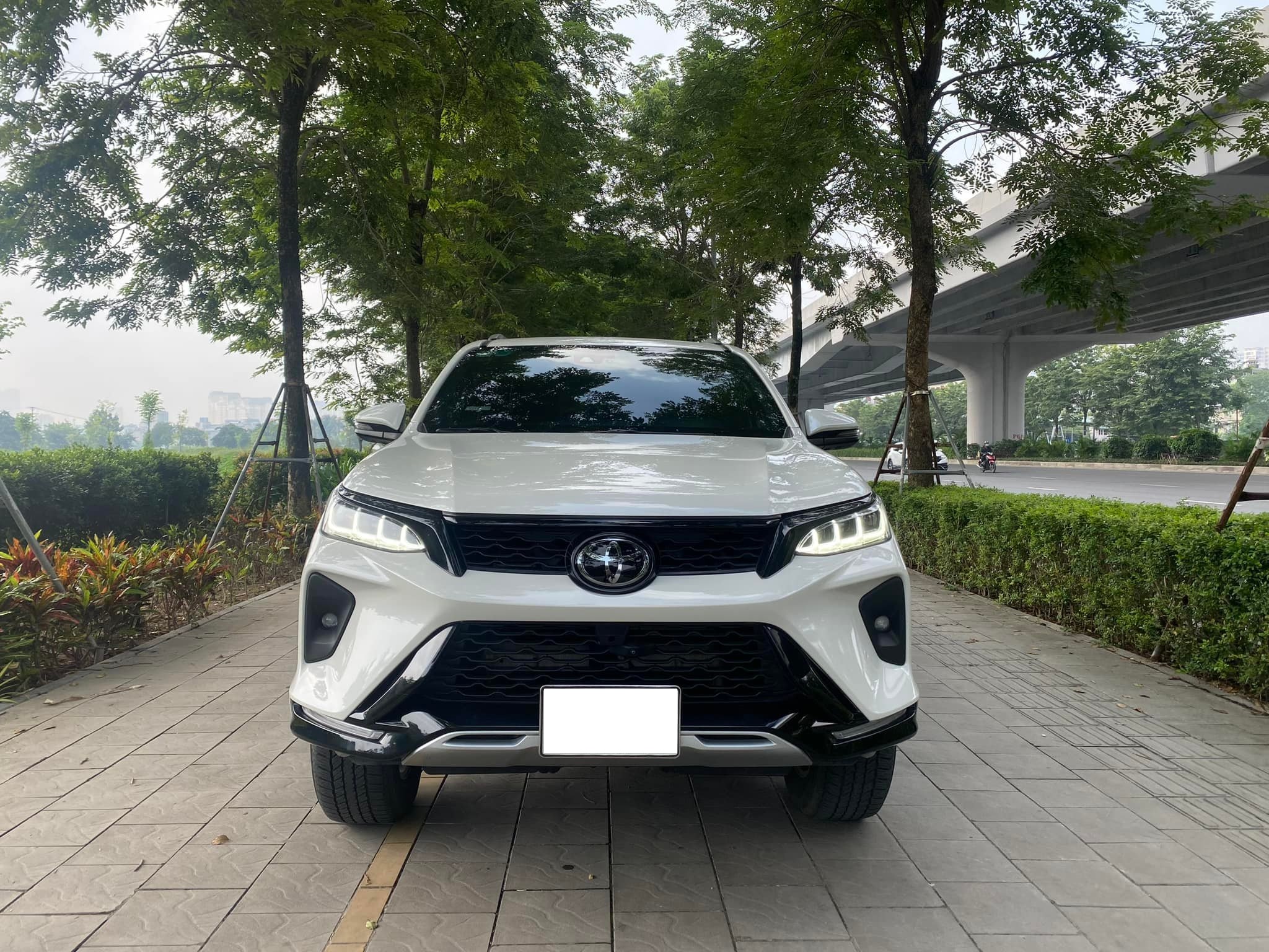 Bán Toyota Fortuner 2.8V 4x4 AT Legender năm 2021, màu trắng, giá tốt