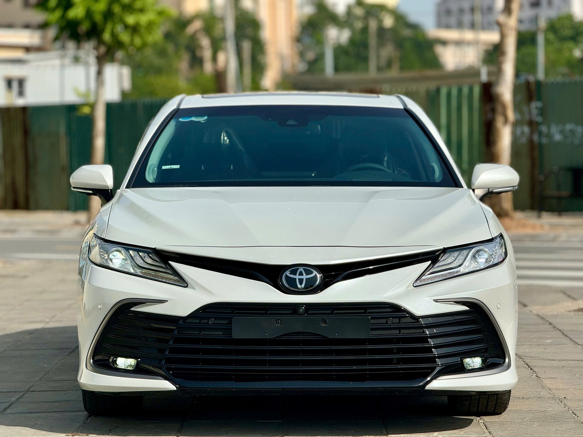 Bán Toyota Camry 2.5Q năm sản xuất 2022, màu trắng, xe nhập