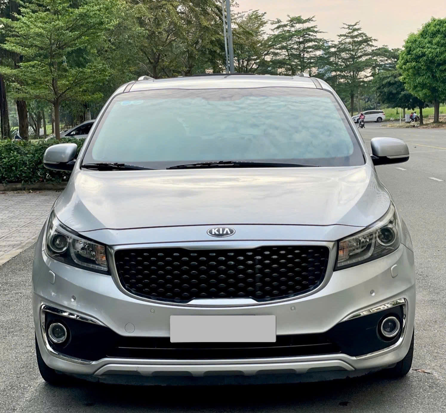 Cần bán Kia Sedona 2.2L DATH sản xuất 2018, màu bạc, giá 660tr