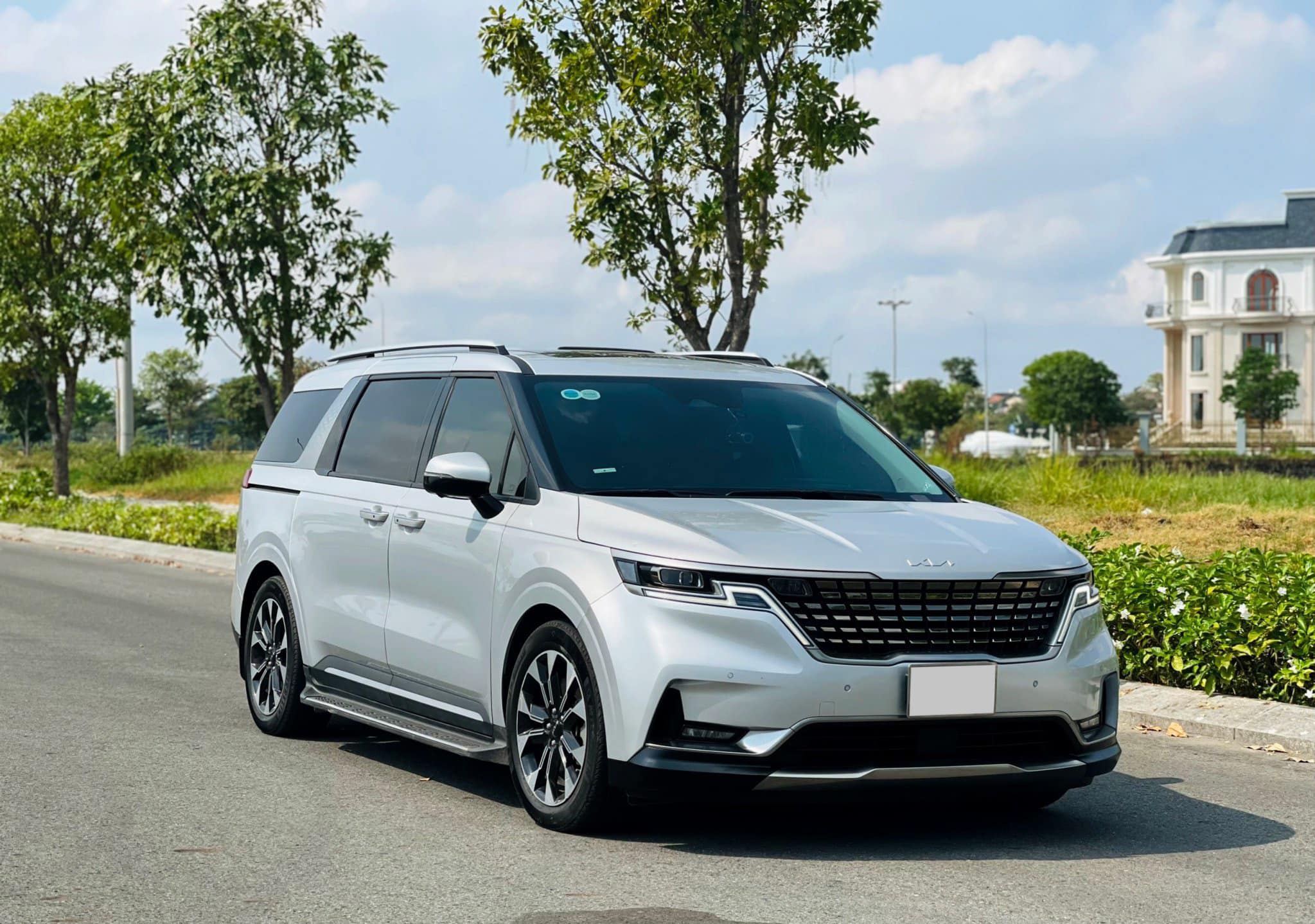 Cần bán xe Kia Carnival Signature 2.2D Full dầu năm sản xuất 2023, màu bạc