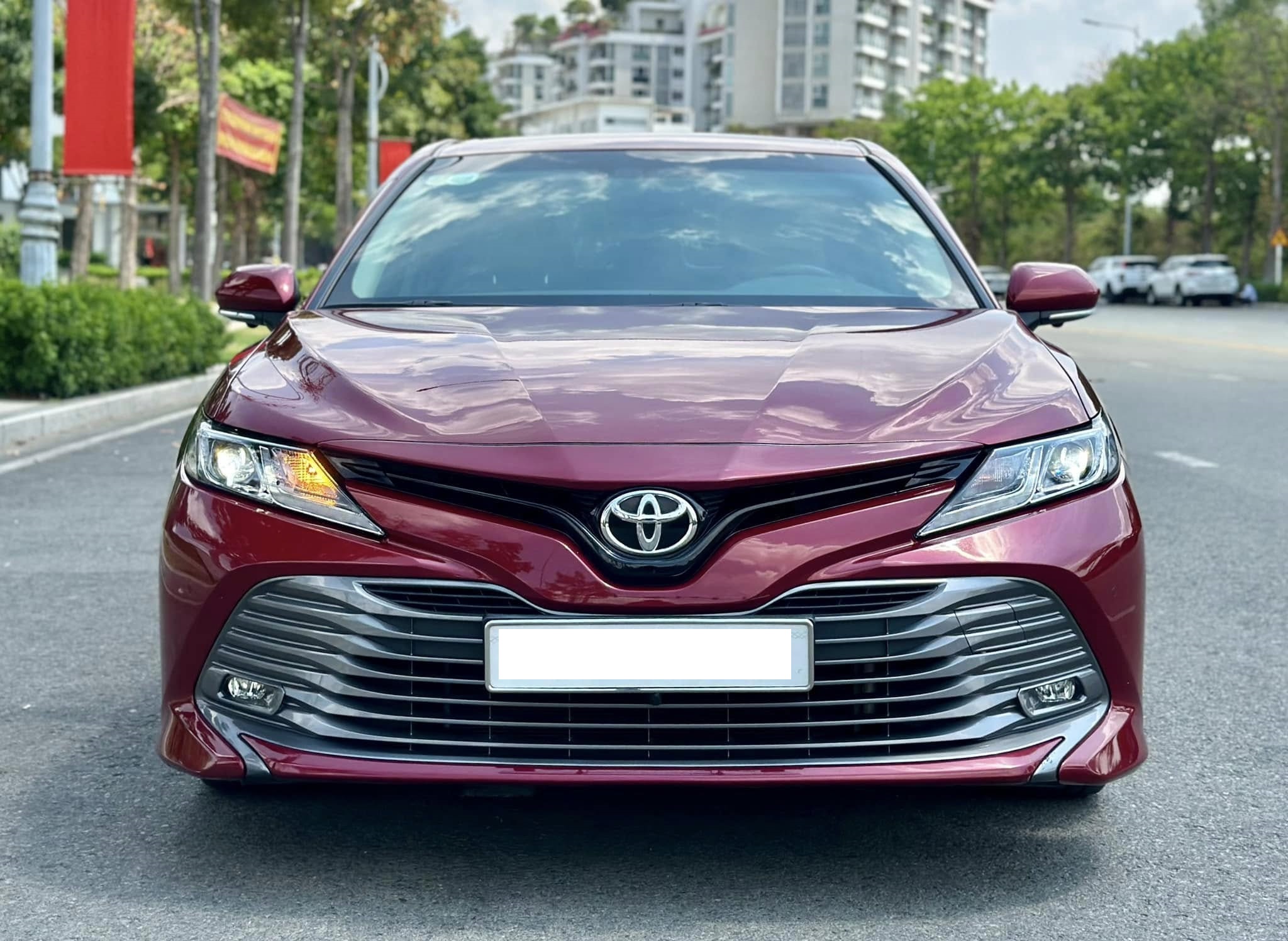 Cần bán Toyota Camry 2.0G sản xuất năm 2020, màu đỏ, nhập khẩu nguyên chiếc, giá 779tr