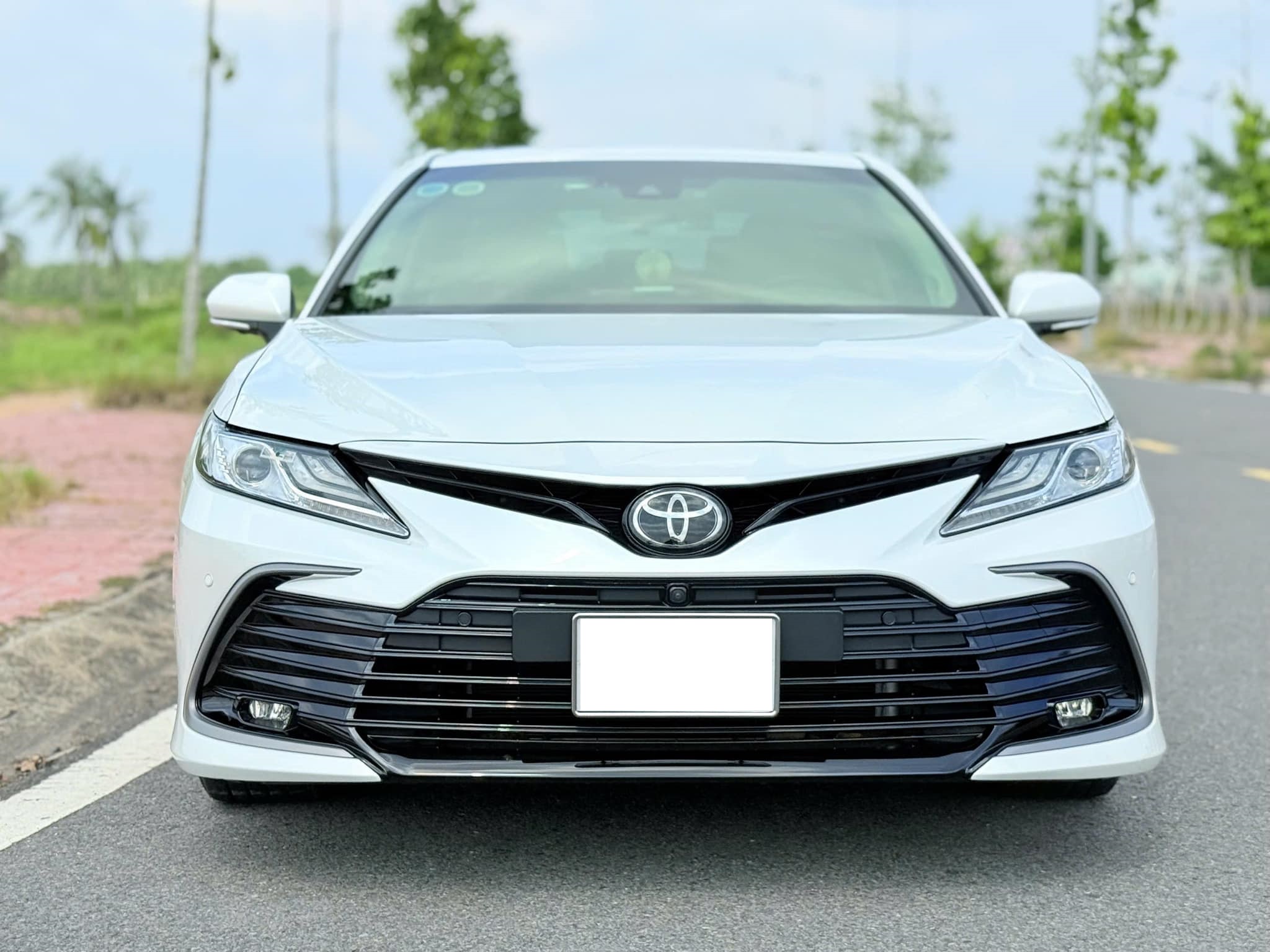 Bán Toyota Camry 2.5Q sản xuất năm 2024, màu trắng, xe nhập, giá 1.269tỉ