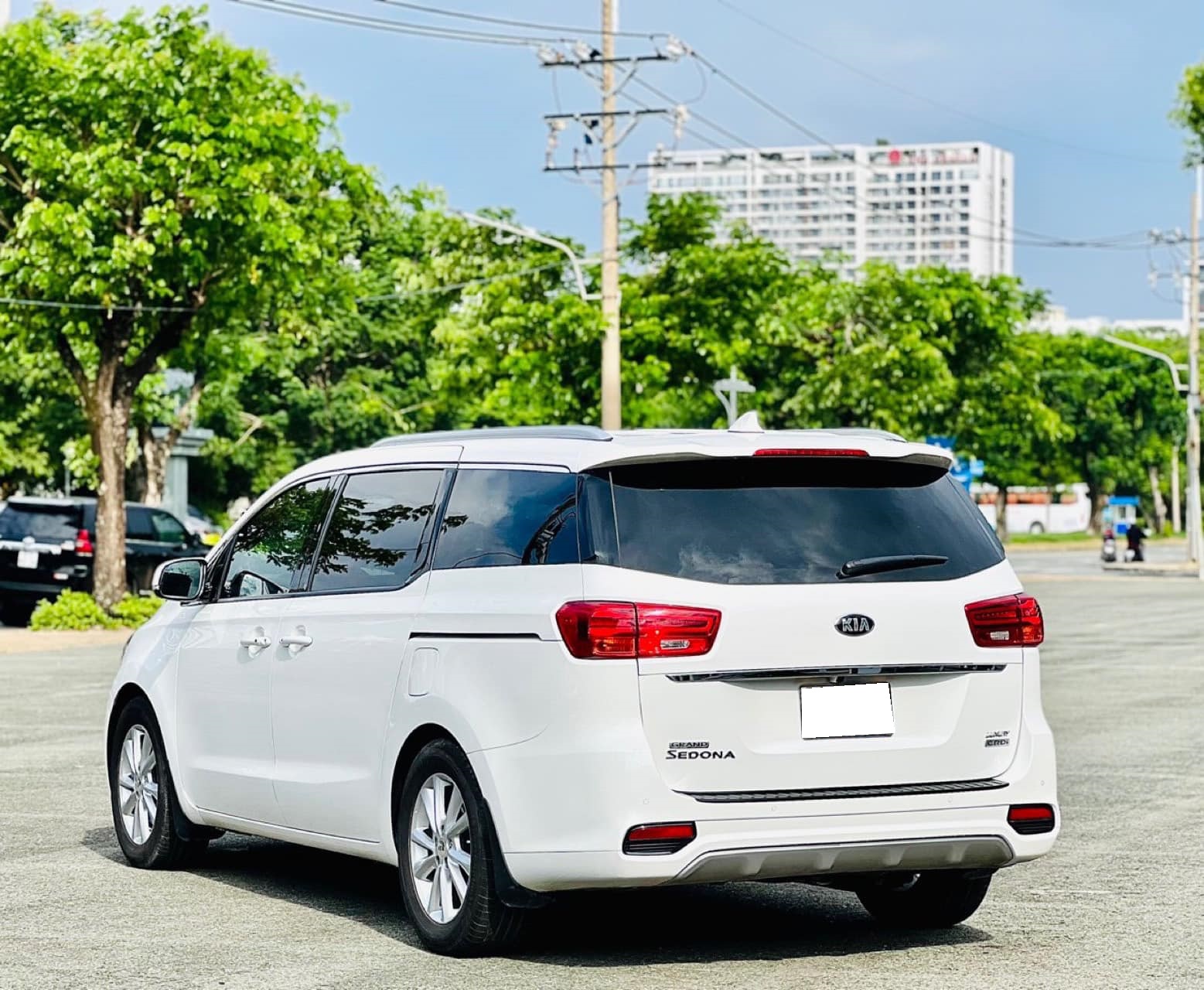 Bán ô tô Kia Sedona 3.3 GAT Premium sản xuất năm 2020, màu trắng, 695 triệu