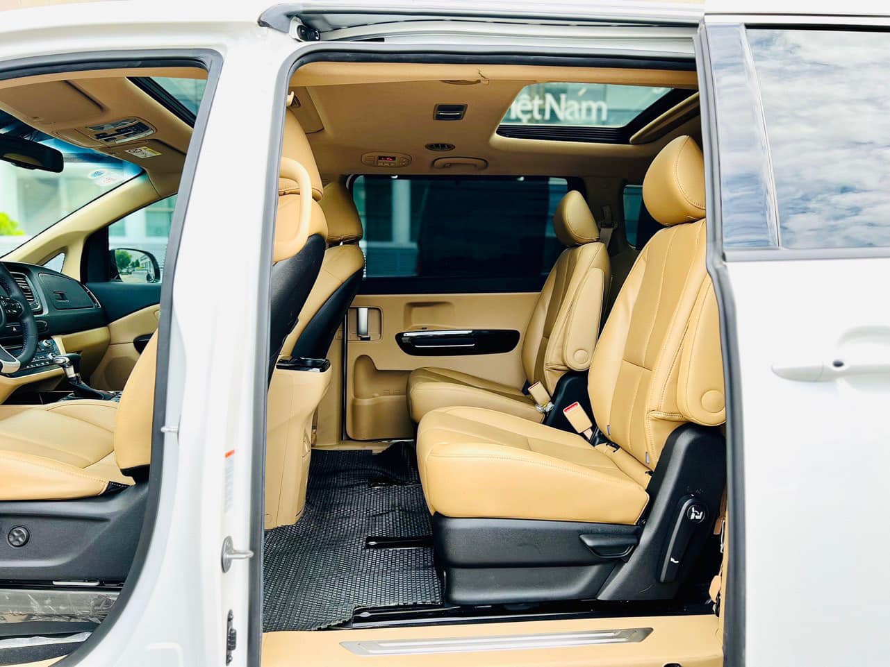 Bán ô tô Kia Sedona 3.3 GAT Premium sản xuất năm 2020, màu trắng, 695 triệu