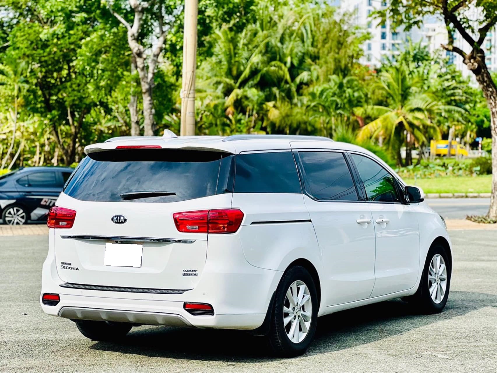 Bán ô tô Kia Sedona 3.3 GAT Premium sản xuất năm 2020, màu trắng, 695 triệu