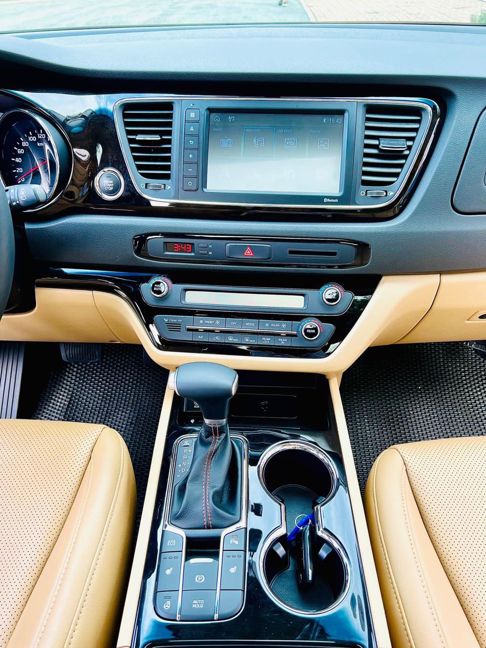 Bán ô tô Kia Sedona 3.3 GAT Premium sản xuất năm 2020, màu trắng, 695 triệu