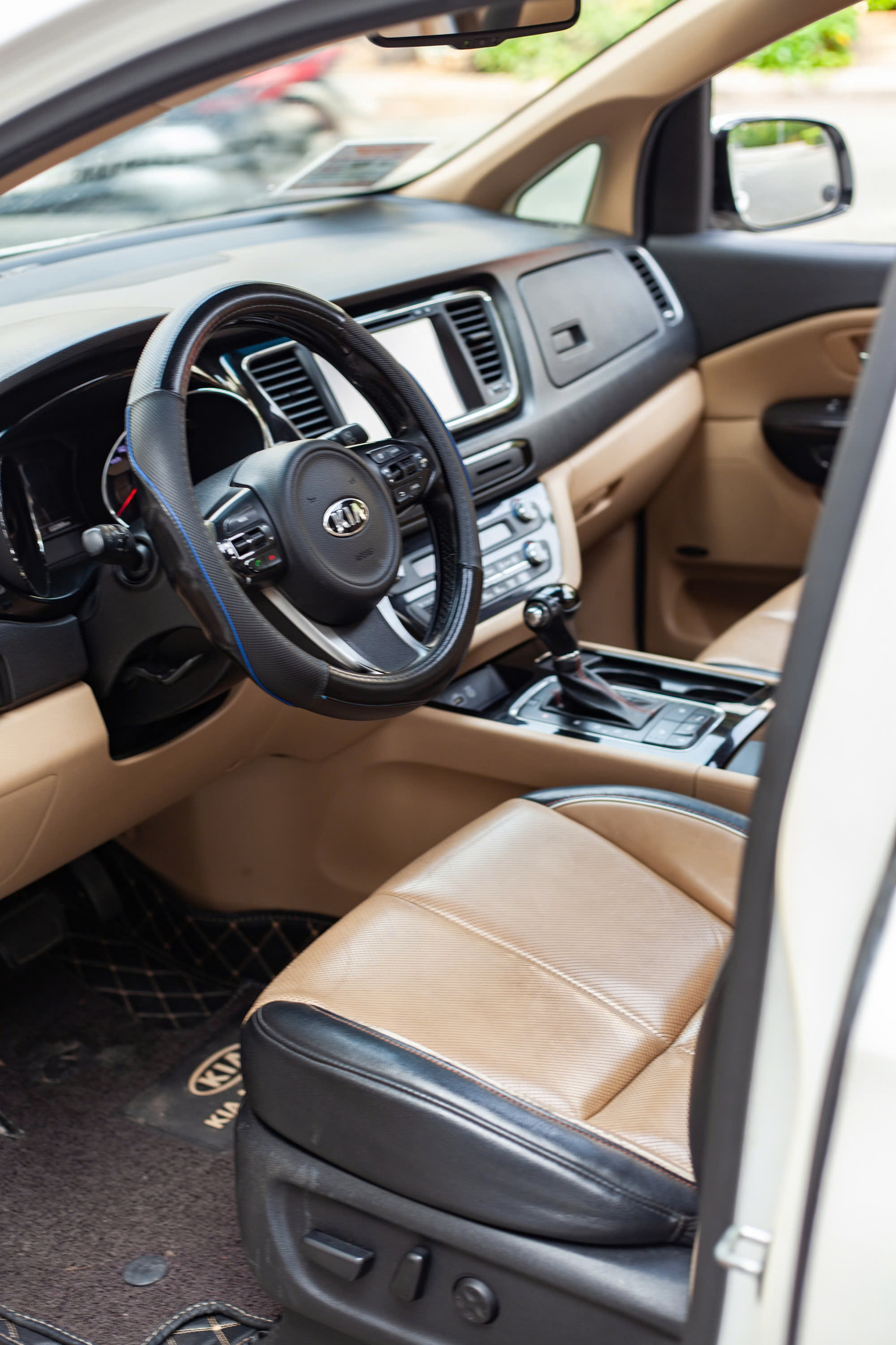 Sedona sản xuất 2016, màu trắng sang trọng đang tìm chủ nhân mới.