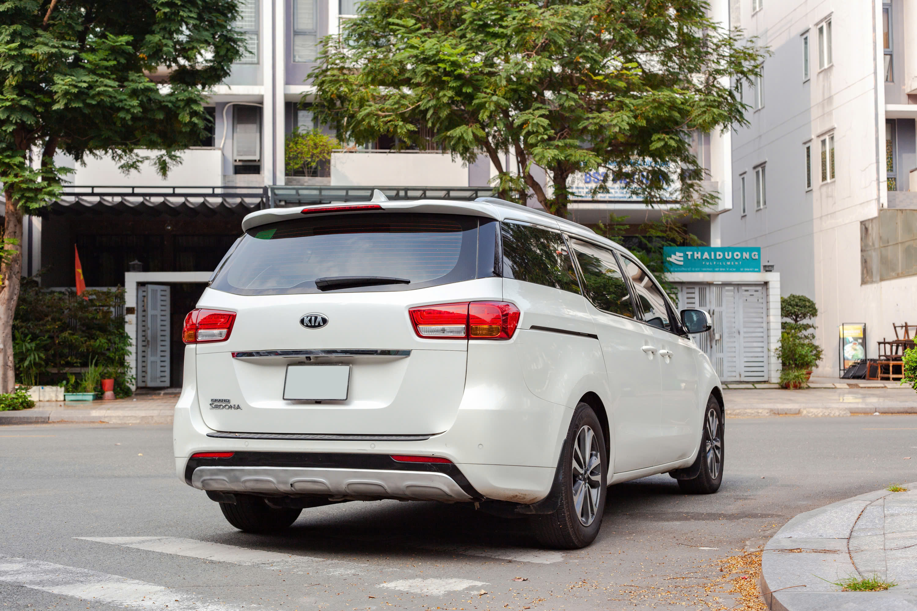 Sedona sản xuất 2016, màu trắng sang trọng đang tìm chủ nhân mới.