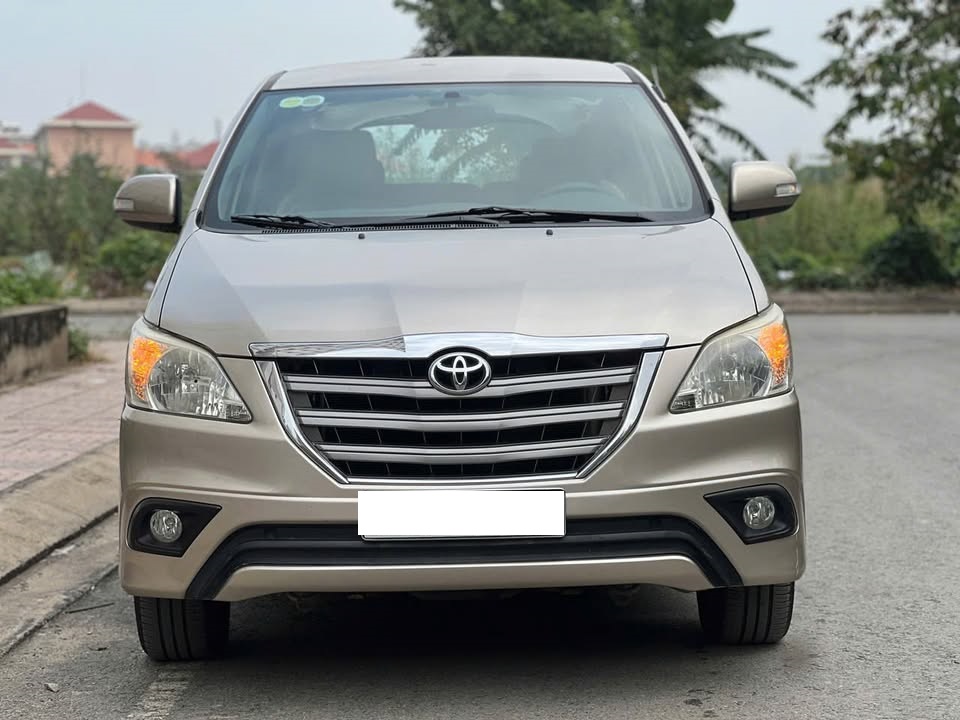 Cần bán Toyota Innova 2.0G năm sản xuất 2016, màu vàng
