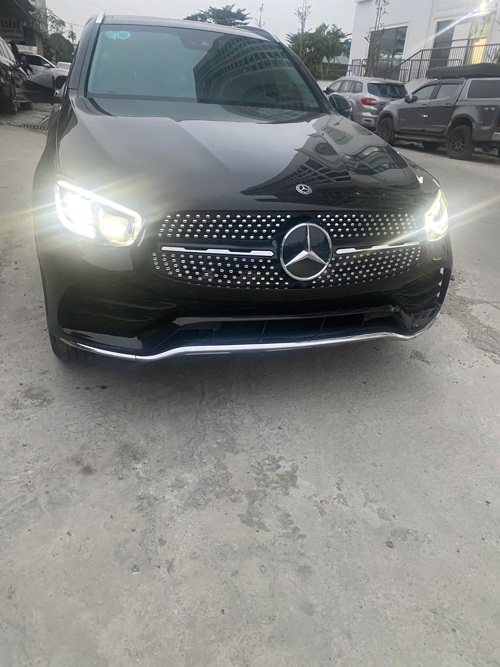 E cần bán xe GLC 300 2021 đen nội thất kem