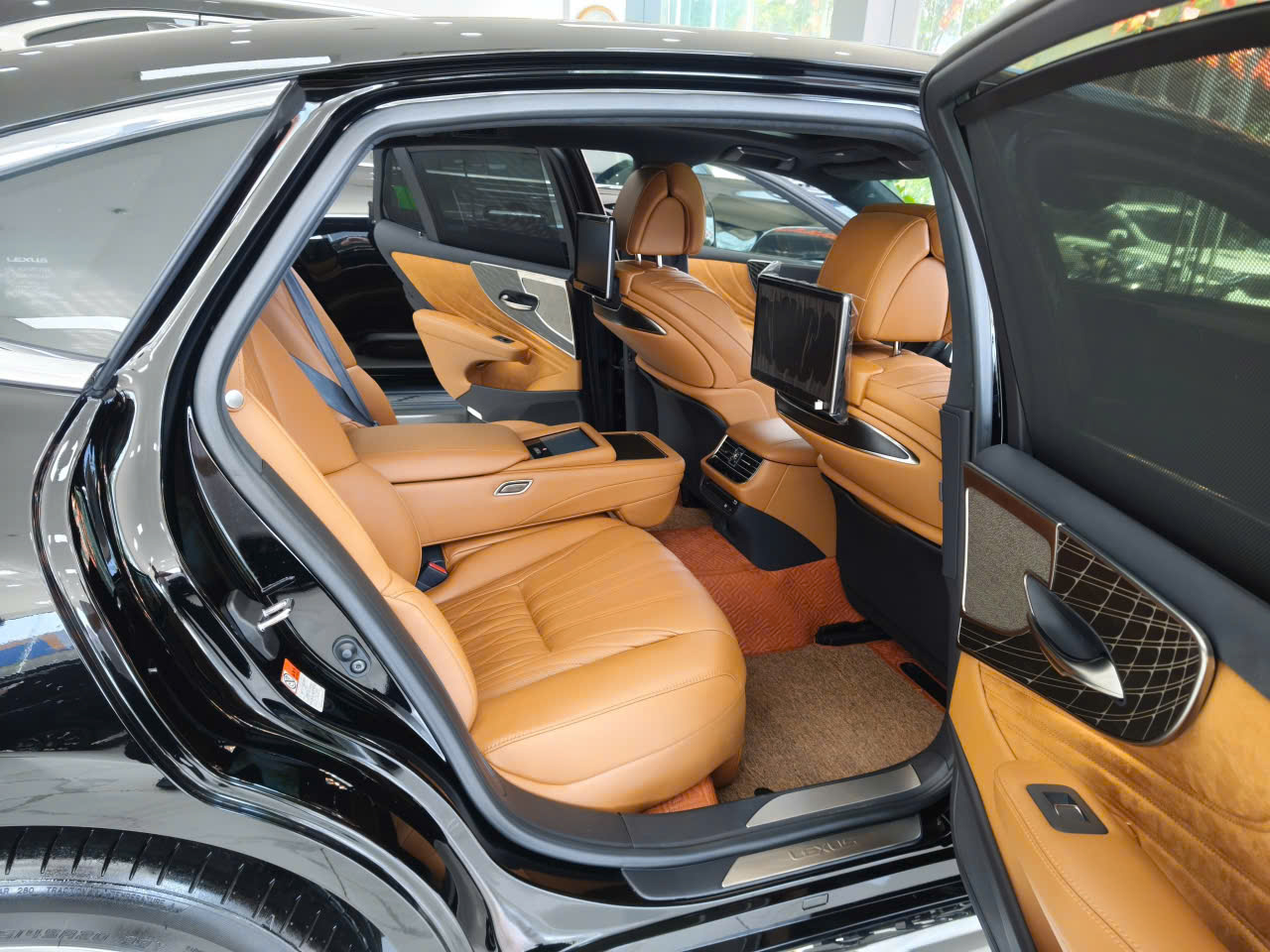 Lexus LS500H Sản Xuất 2025 Mới 99.9999%