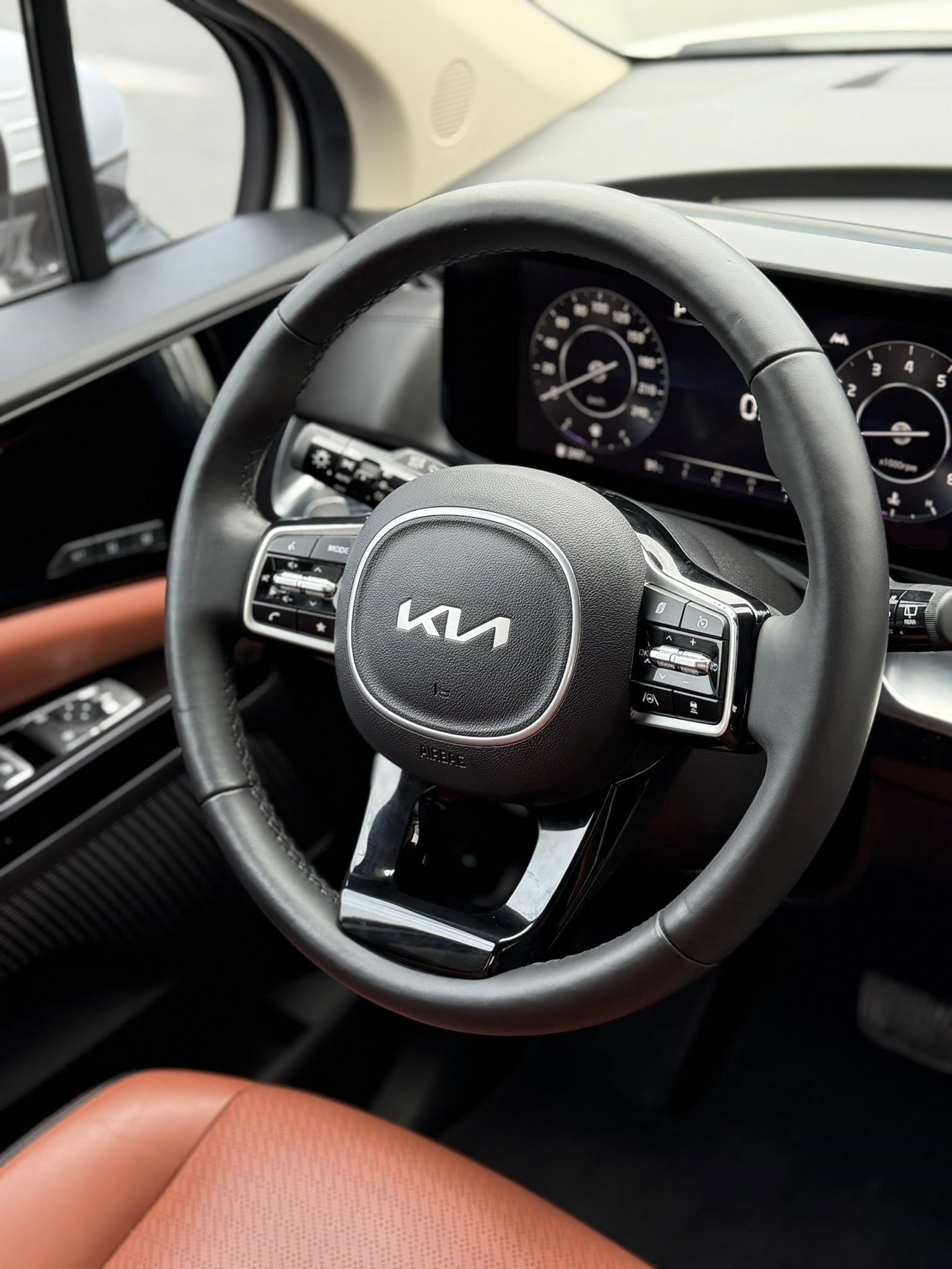 Bán Kia Carnival Signature 3.5G sản xuất năm 2023, màu trắng, 1.189 tỉ