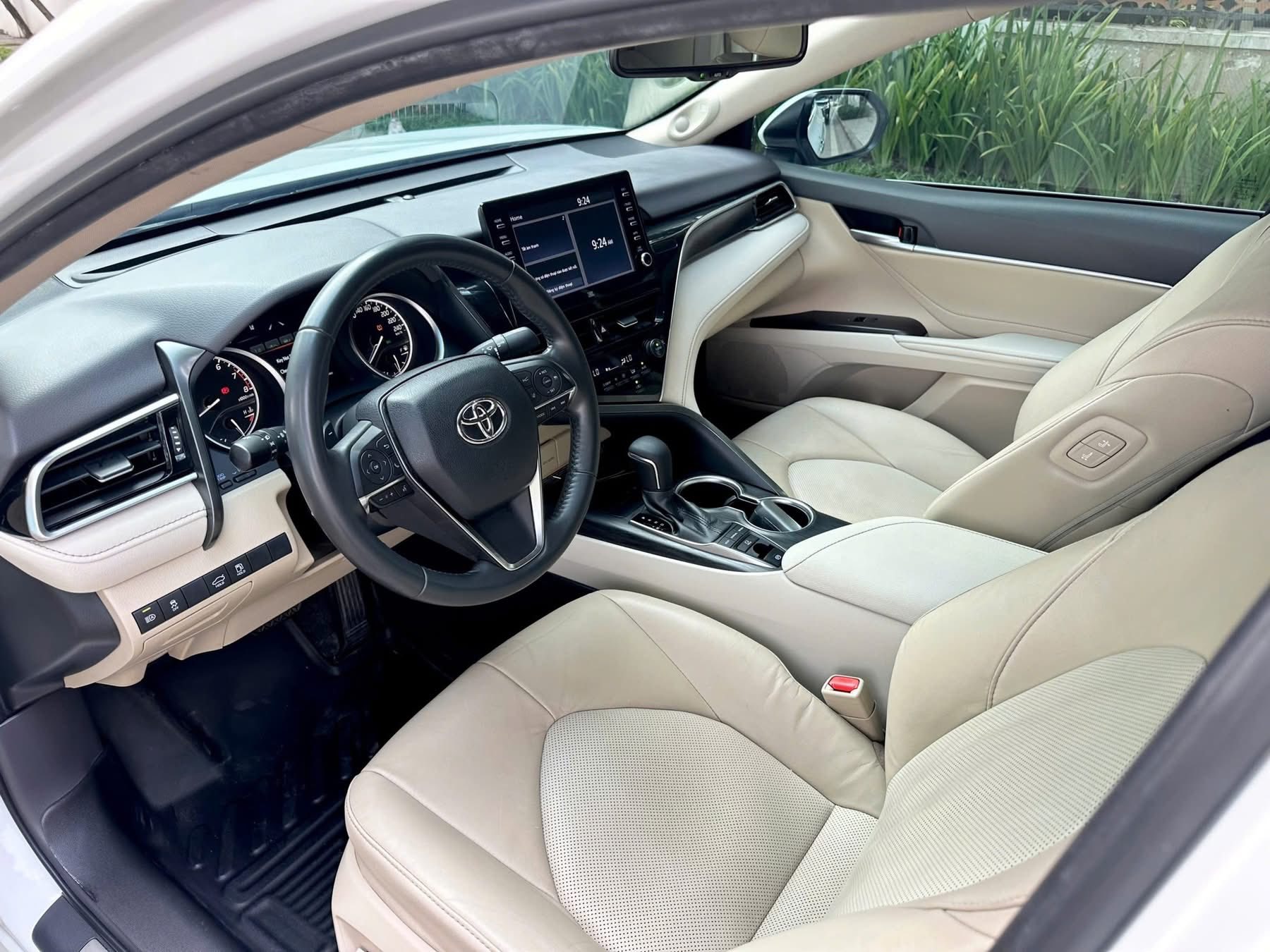 Cần bán xe Toyota Camry 2.0Q năm 2023, màu trắng, nhập khẩu