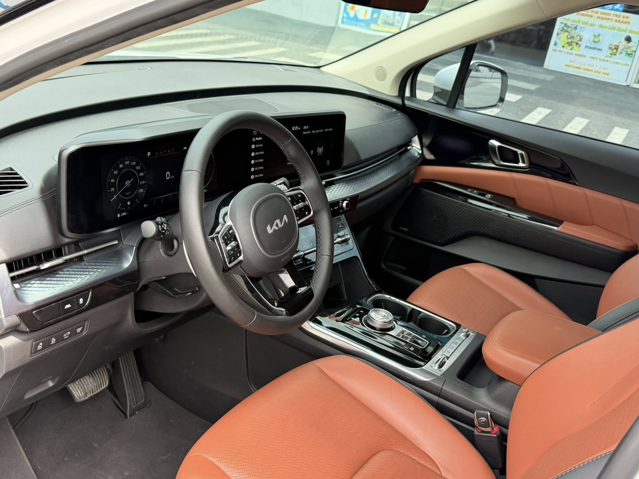 Bán Kia Carnival Signature 3.5G sản xuất năm 2023, màu trắng, 1.189 tỉ