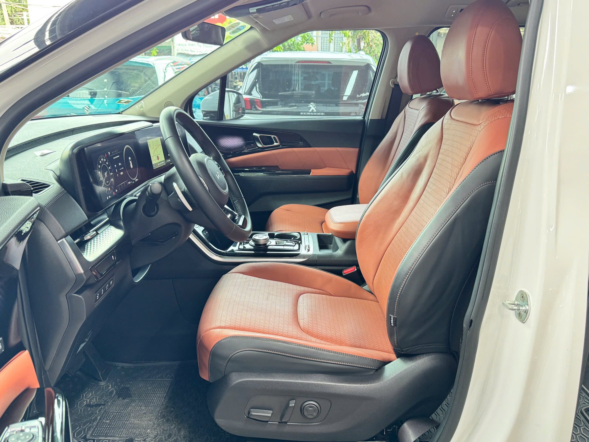 Bán xe Kia Carnival Premium 2.2D 7S năm sản xuất 2023, màu trắng, giá tốt