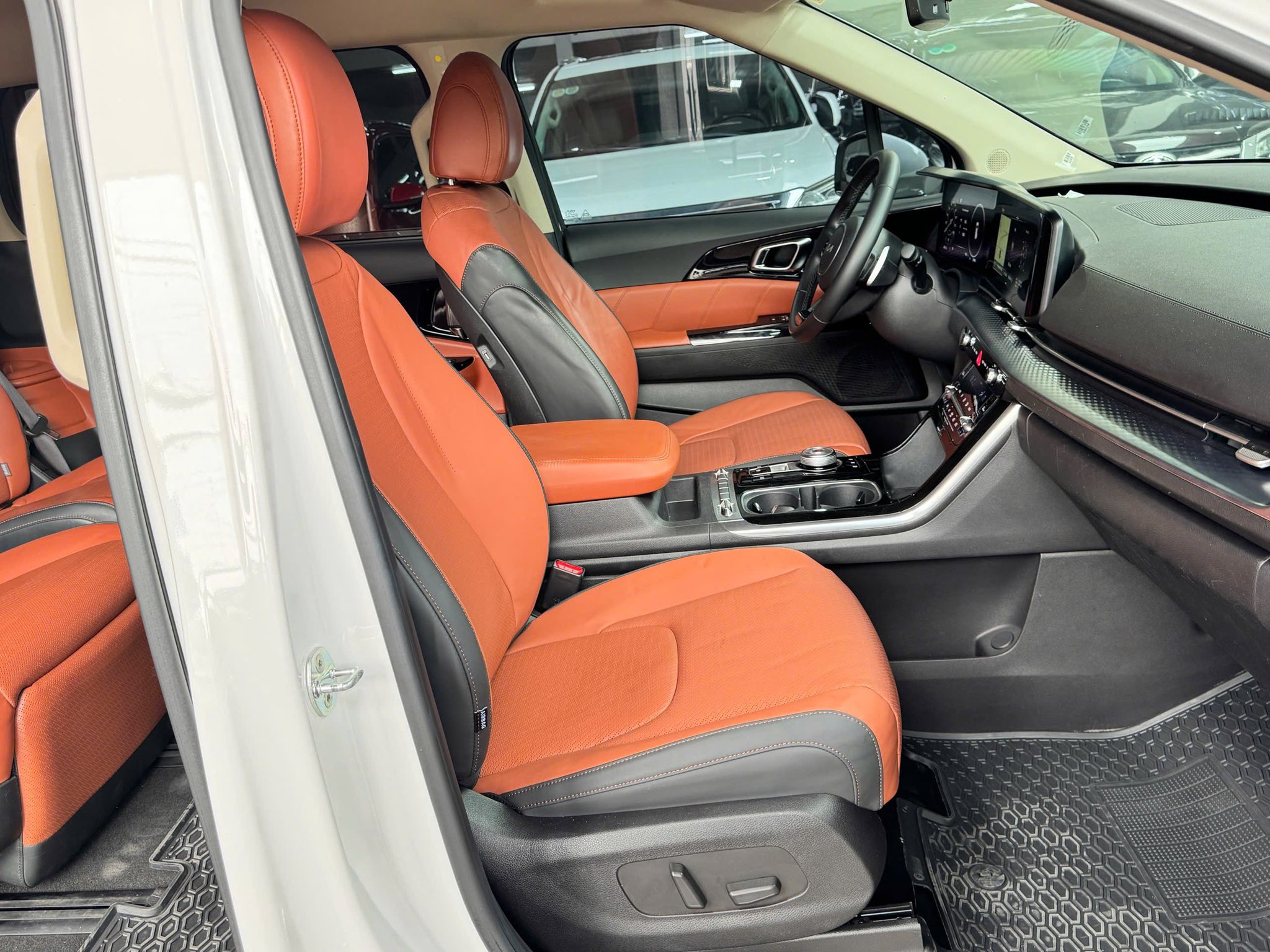 Bán xe Kia Carnival Premium 2.2D 7S năm sản xuất 2023, màu trắng, giá tốt