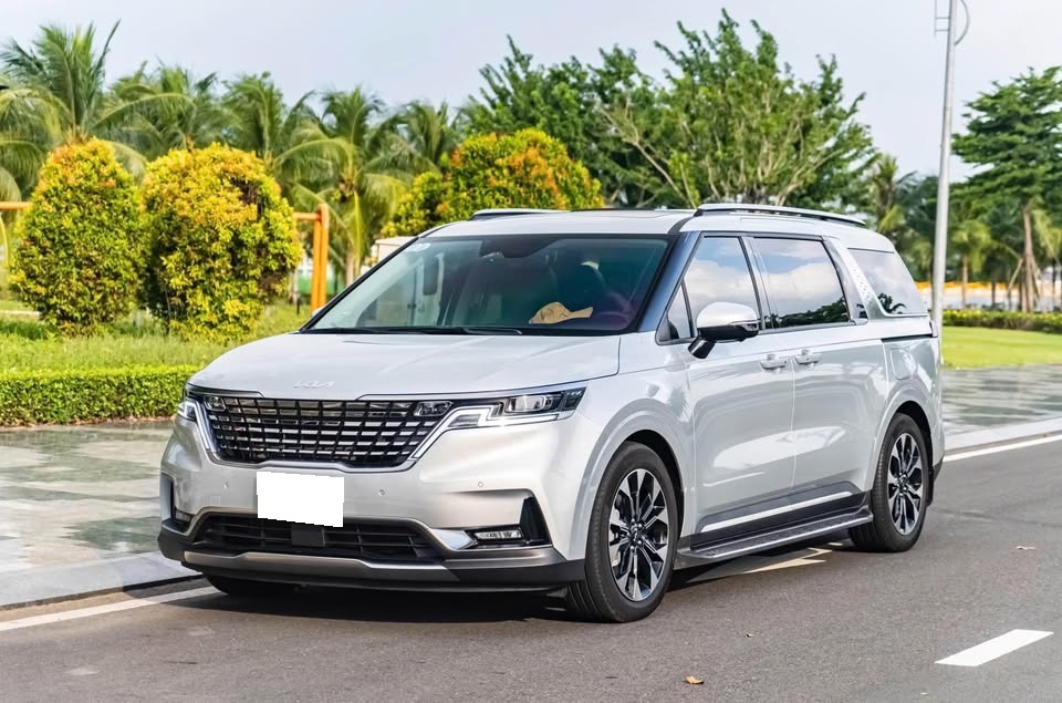 Cần bán Kia Carnival Signature 2.2D Full dầu năm 2023, màu bạc
