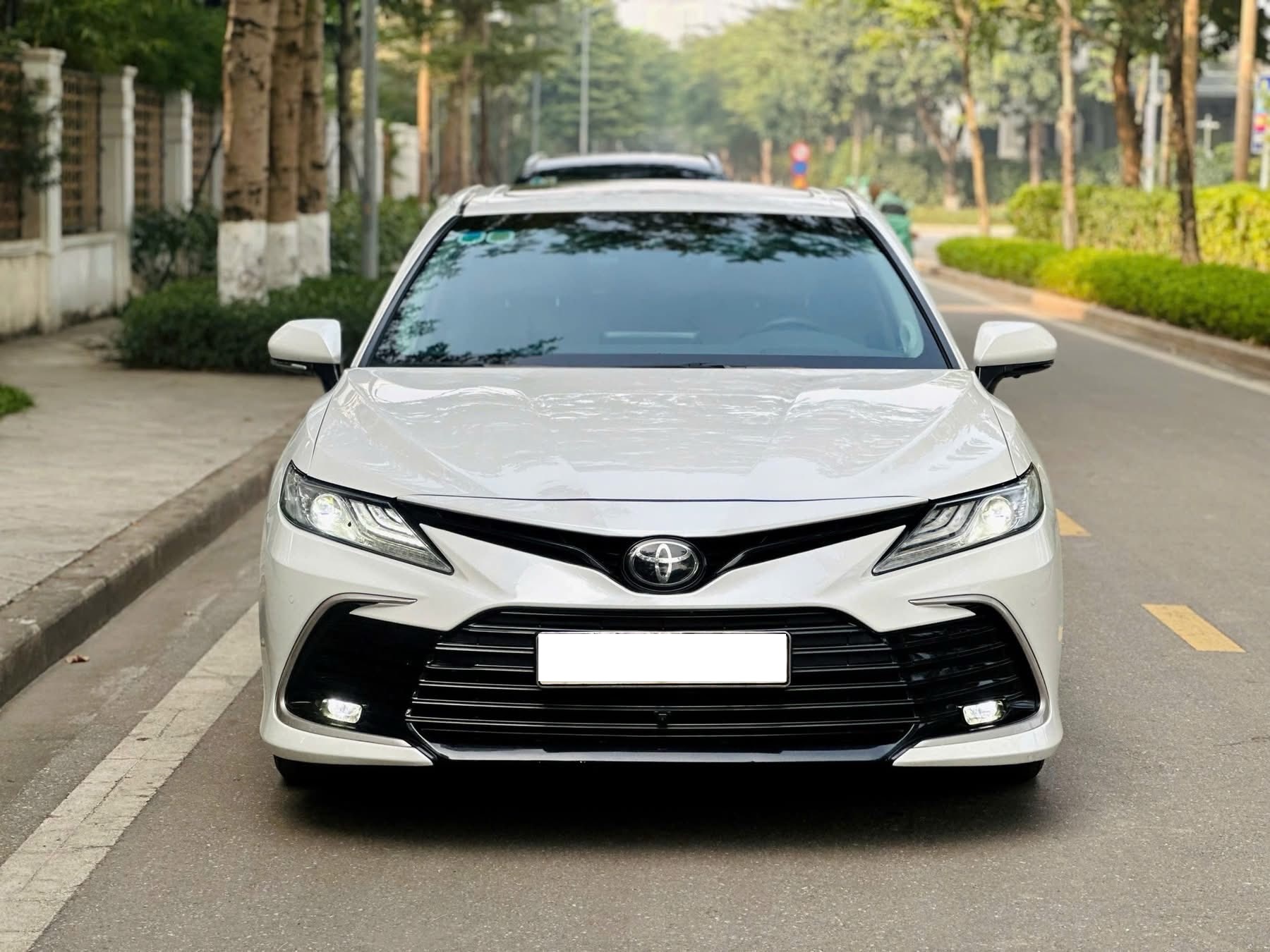 Cần bán xe Toyota Camry 2.0Q năm 2023, màu trắng, nhập khẩu