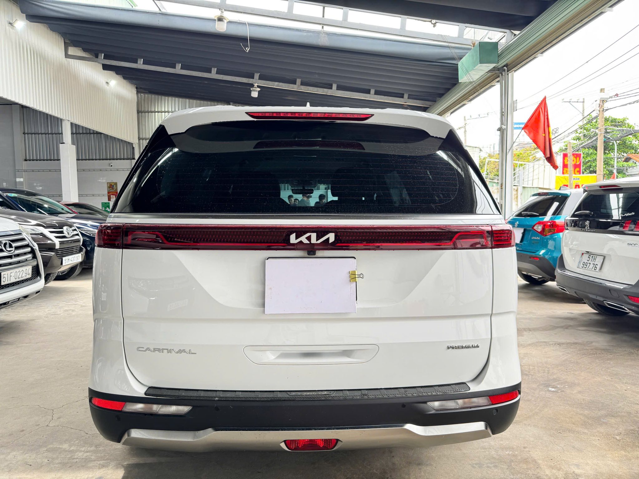 Bán xe Kia Carnival Premium 2.2D 7S năm sản xuất 2023, màu trắng, giá tốt
