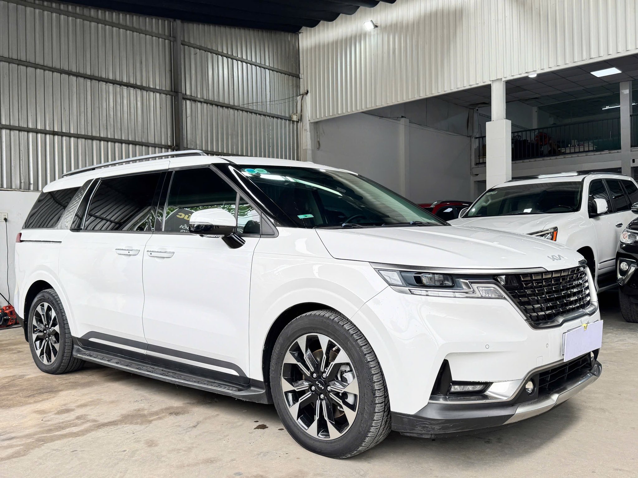 Bán xe Kia Carnival Premium 2.2D 7S năm sản xuất 2023, màu trắng, giá tốt