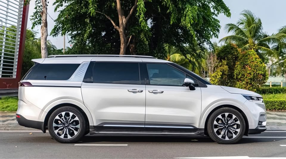 Cần bán Kia Carnival Signature 2.2D Full dầu năm 2023, màu bạc