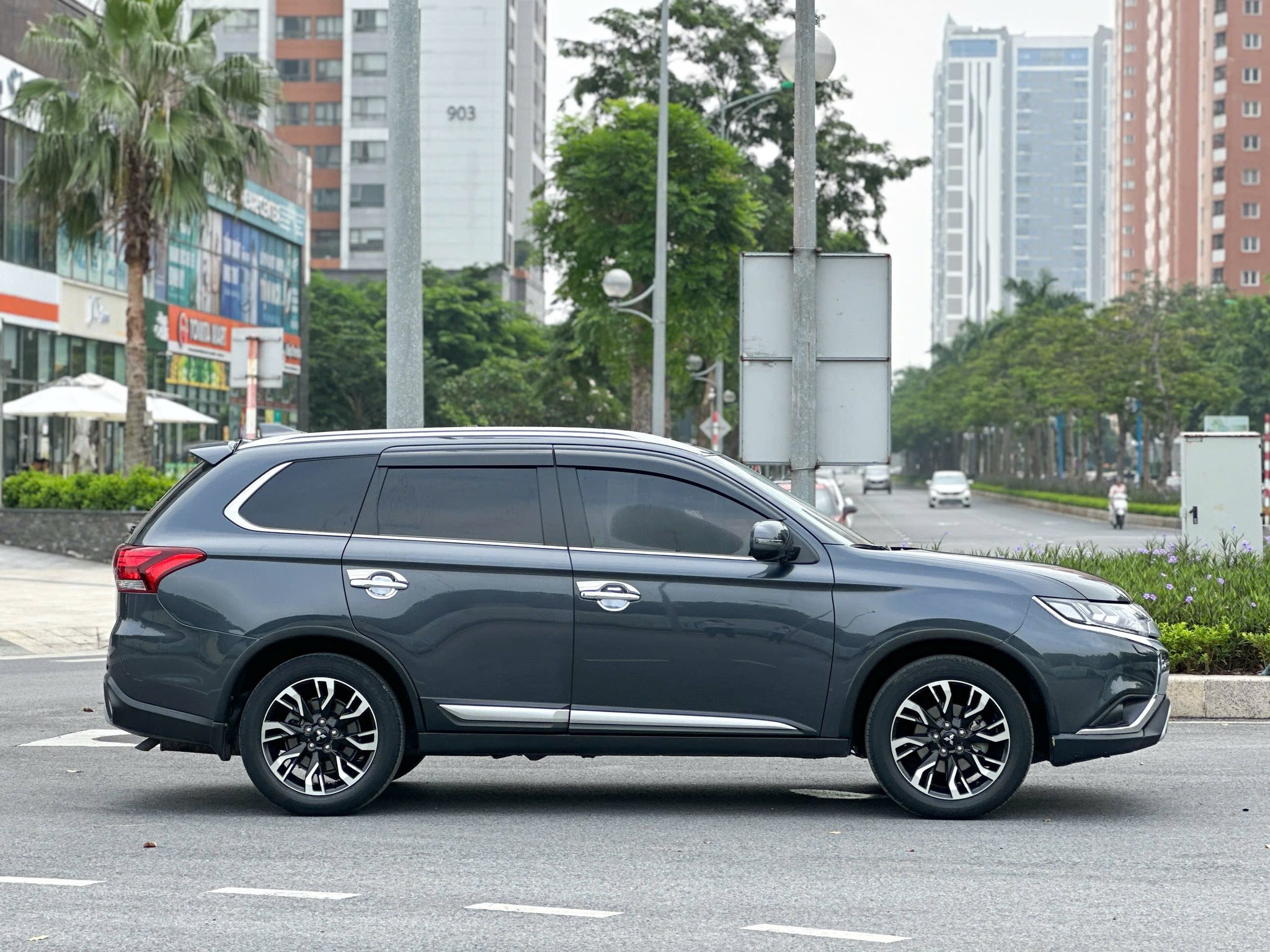 Cần bán xe Mitsubishi Outlander 2.0 CVT Premium sản xuất năm 2021, màu xám (ghi), 635 triệu