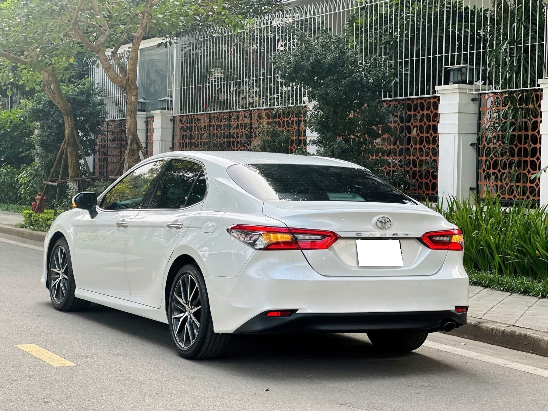Cần bán xe Toyota Camry 2.0Q năm 2023, màu trắng, nhập khẩu