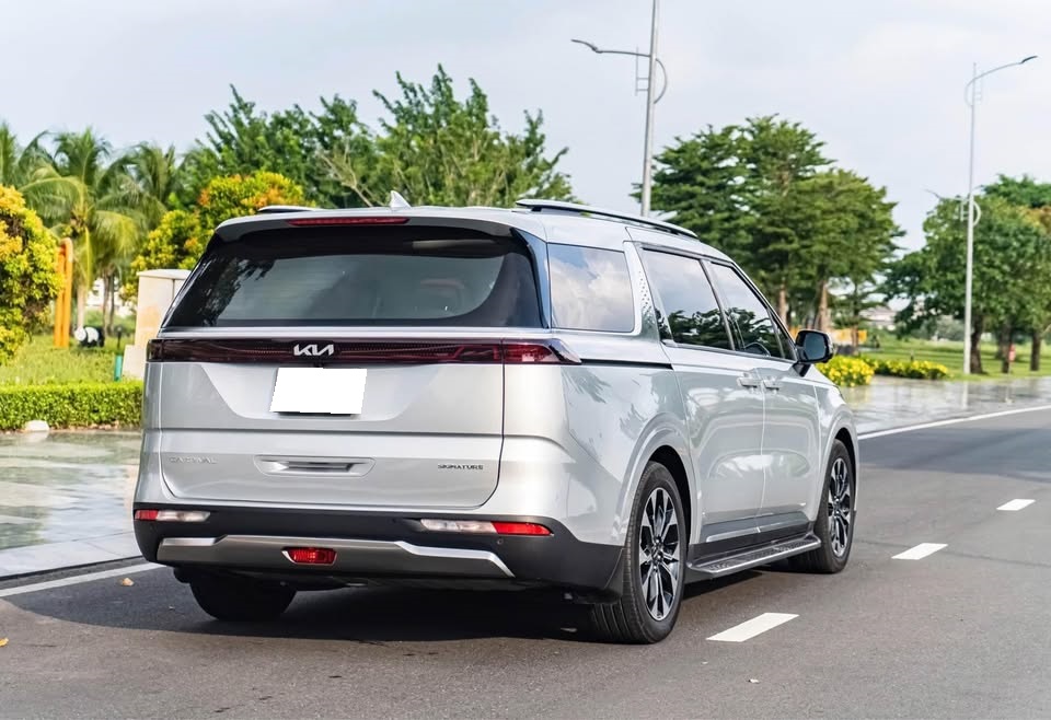 Cần bán Kia Carnival Signature 2.2D Full dầu năm 2023, màu bạc