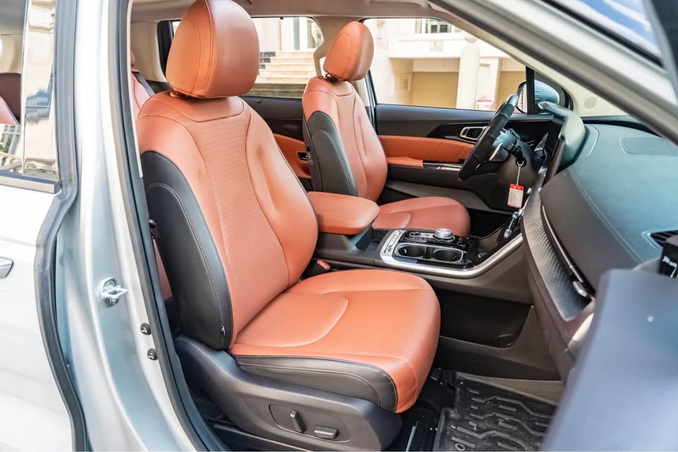 Cần bán Kia Carnival Signature 2.2D Full dầu năm 2023, màu bạc