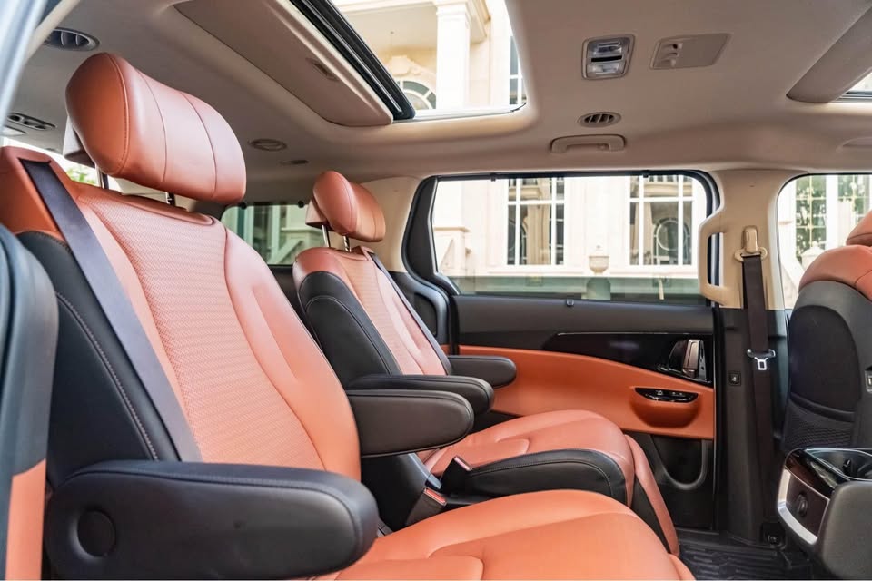 Cần bán Kia Carnival Signature 2.2D Full dầu năm 2023, màu bạc