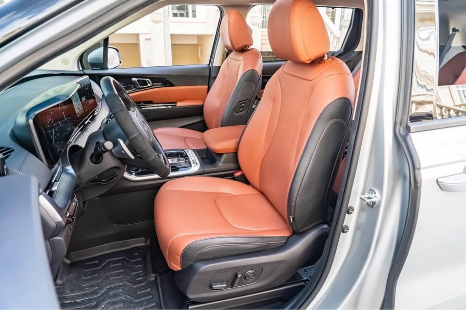 Cần bán Kia Carnival Signature 2.2D Full dầu năm 2023, màu bạc