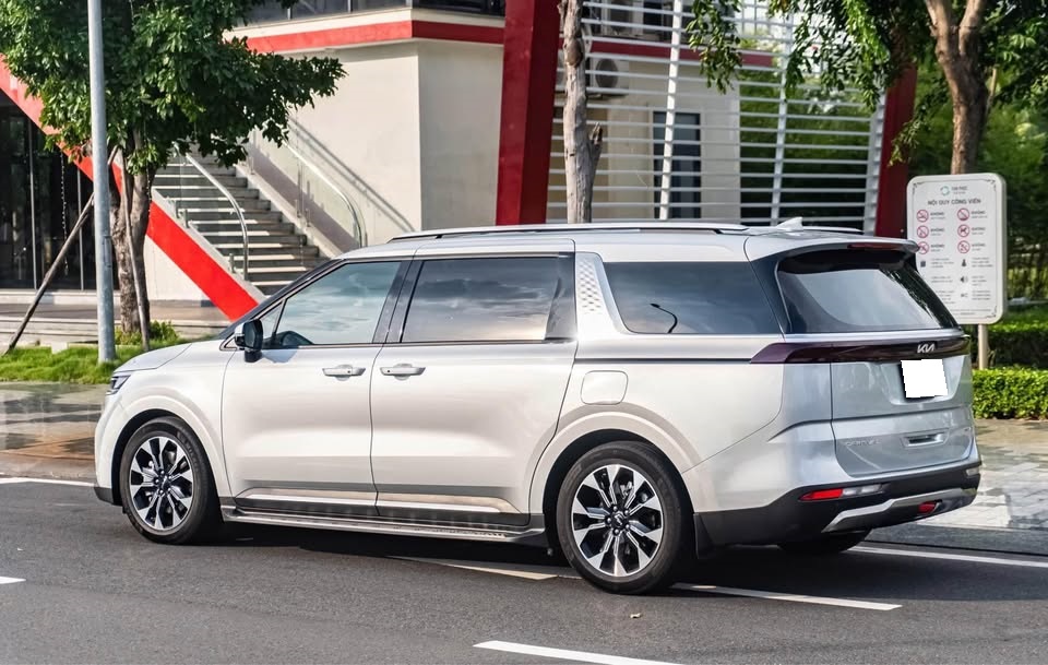 Cần bán Kia Carnival Signature 2.2D Full dầu năm 2023, màu bạc
