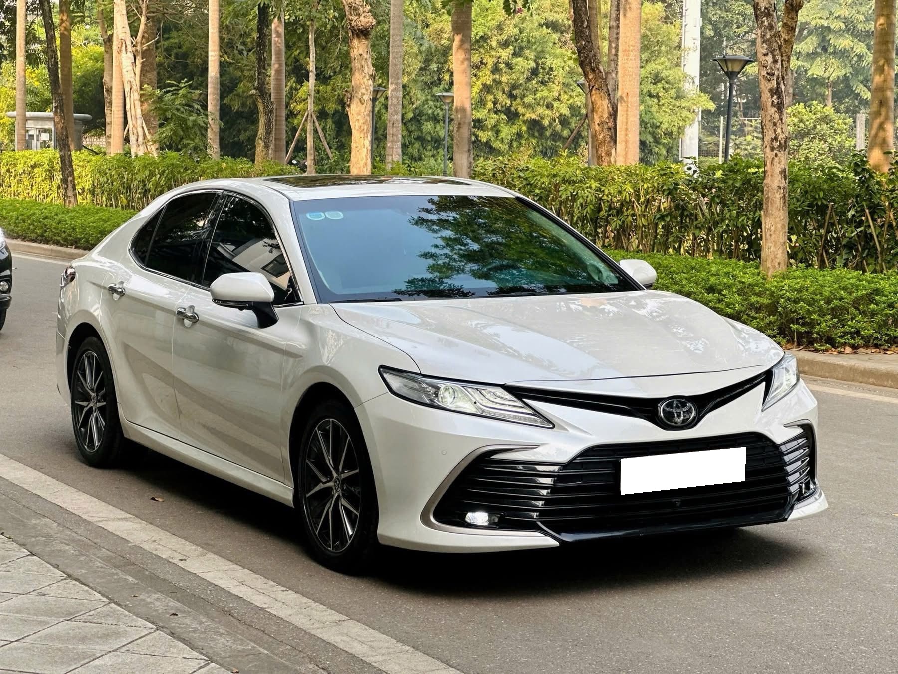 Cần bán xe Toyota Camry 2.0Q năm 2023, màu trắng, nhập khẩu