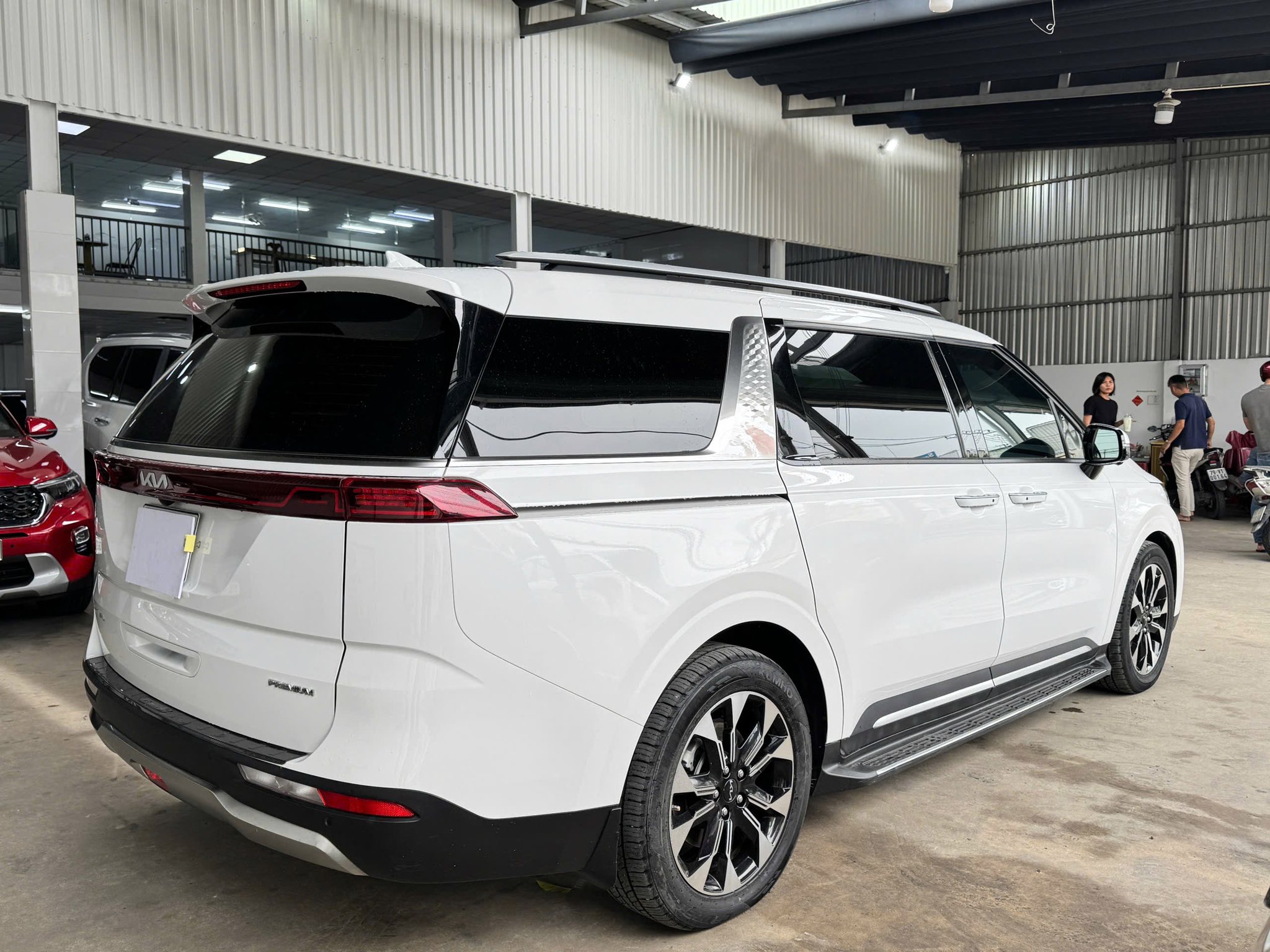 Bán xe Kia Carnival Premium 2.2D 7S năm sản xuất 2023, màu trắng, giá tốt